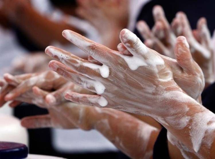 कोरोना का डर, इस देश ने कोने-कोने में लगवा दिए वॉश बेसिन