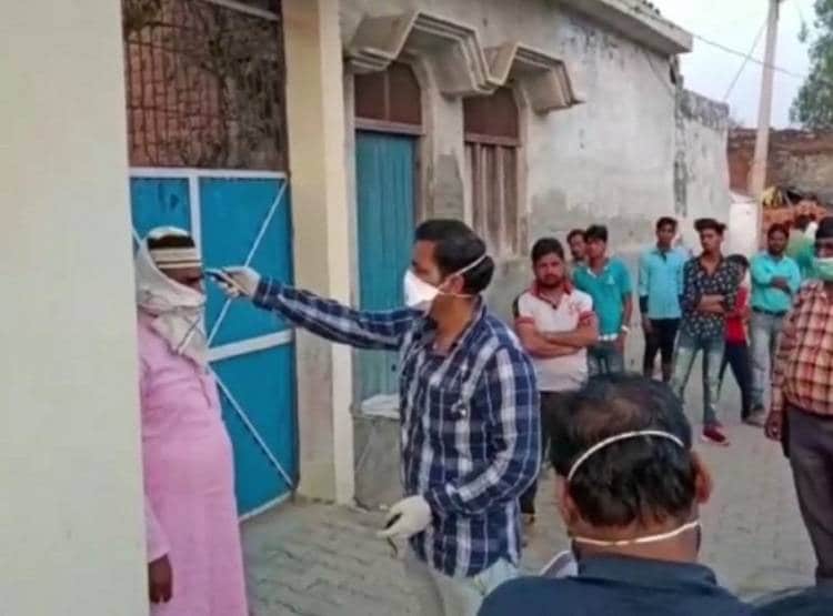 कोरोना के डर से गांव में एंट्री पर रोक, पेड़ पर क्वारंटाइन कर रहे 7 युवक