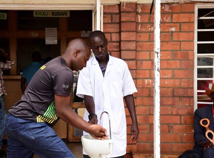 कोरोना का डर, इस देश ने कोने-कोने में लगवा दिए वॉश बेसिन