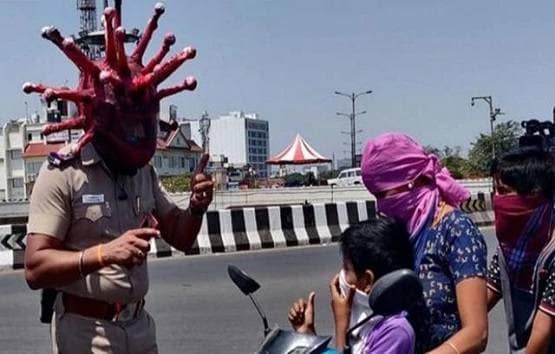 कोरोना हेलमेट: पुलिस ने निकाला अनोखा तरीका, देखकर चौंक गए लोग