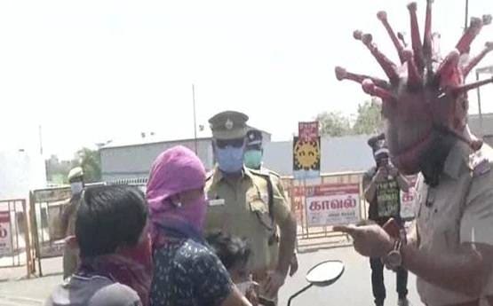 कोरोना हेलमेट: पुलिस ने निकाला अनोखा तरीका, देखकर चौंक गए लोग