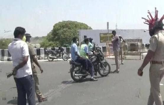 कोरोना हेलमेट: पुलिस ने निकाला अनोखा तरीका, देखकर चौंक गए लोग