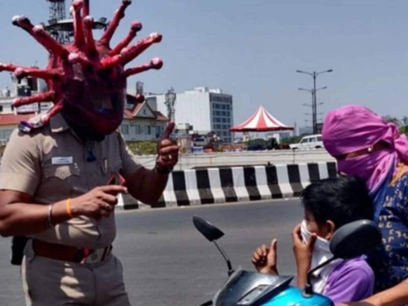 कोरोना हेलमेट: पुलिस ने निकाला अनोखा तरीका, देखकर चौंक गए लोग