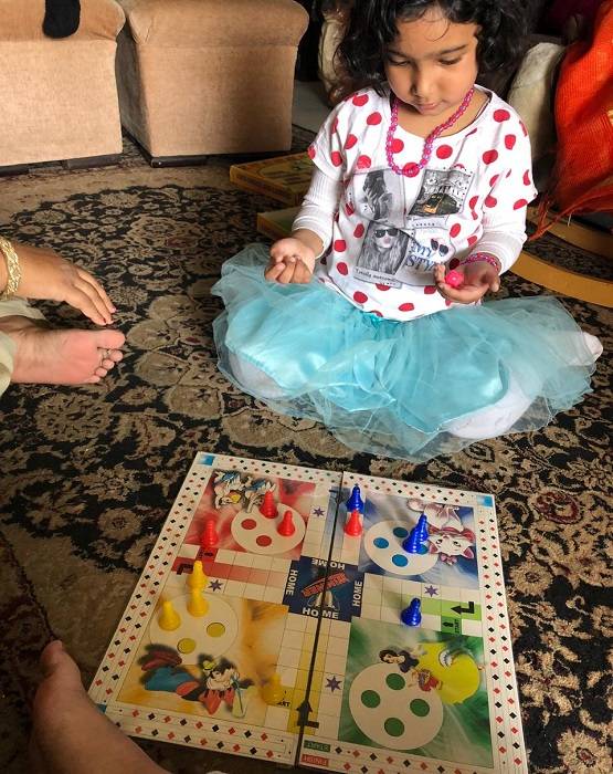 प्ले-ग्राउंड्स बन गए घर, अपने टैलेंट से बड़ों को भी तनाव से दूर रख रहे बच्चे