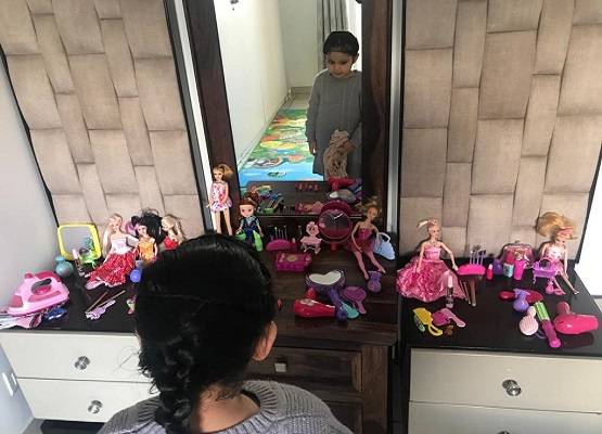 प्ले-ग्राउंड्स बन गए घर, अपने टैलेंट से बड़ों को भी तनाव से दूर रख रहे बच्चे