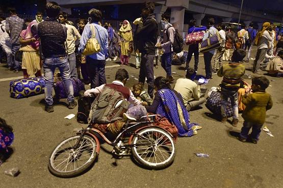 लॉकडाउन: पलायन की ये तस्वीरें डरावनी भी हैं और दर्दनाक भी