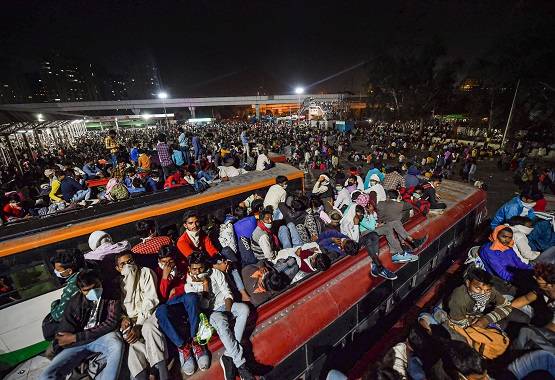 लॉकडाउन: पलायन की ये तस्वीरें डरावनी भी हैं और दर्दनाक भी
