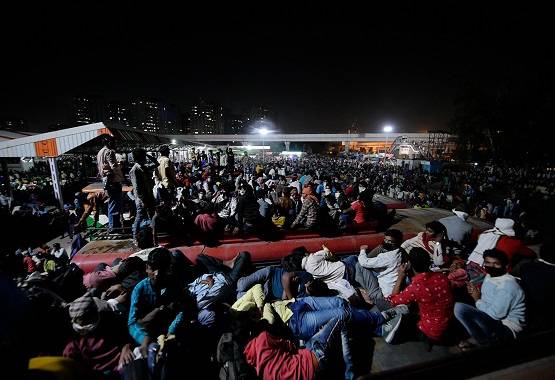 लॉकडाउन: पलायन की ये तस्वीरें डरावनी भी हैं और दर्दनाक भी