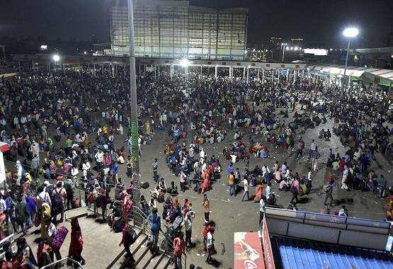 लॉकडाउन: पलायन की ये तस्वीरें डरावनी भी हैं और दर्दनाक भी