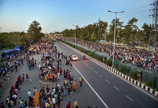 लॉकडाउन: पलायन की ये तस्वीरें डरावनी भी हैं और दर्दनाक भी