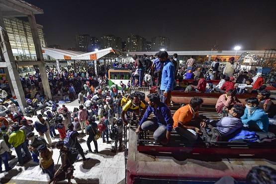 लॉकडाउन: पलायन की ये तस्वीरें डरावनी भी हैं और दर्दनाक भी