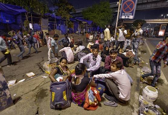 लॉकडाउन: पलायन की ये तस्वीरें डरावनी भी हैं और दर्दनाक भी