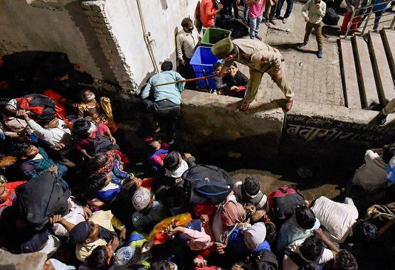 लॉकडाउन: पलायन की ये तस्वीरें डरावनी भी हैं और दर्दनाक भी
