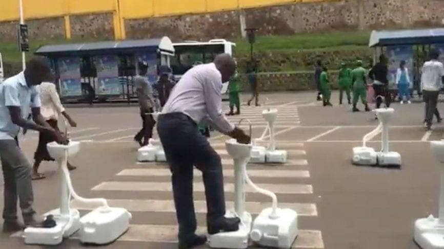 कोरोना का डर, इस देश ने कोने-कोने में लगवा दिए वॉश बेसिन