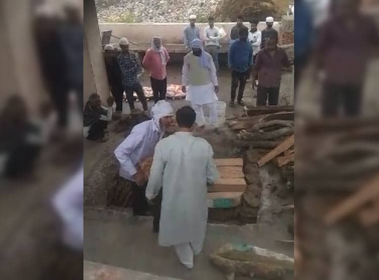 नहीं पहुंच पाए रिश्तेदार, मुस्लिमों ने अर्थी को कंधा देकर किया अंतिम संस्कार