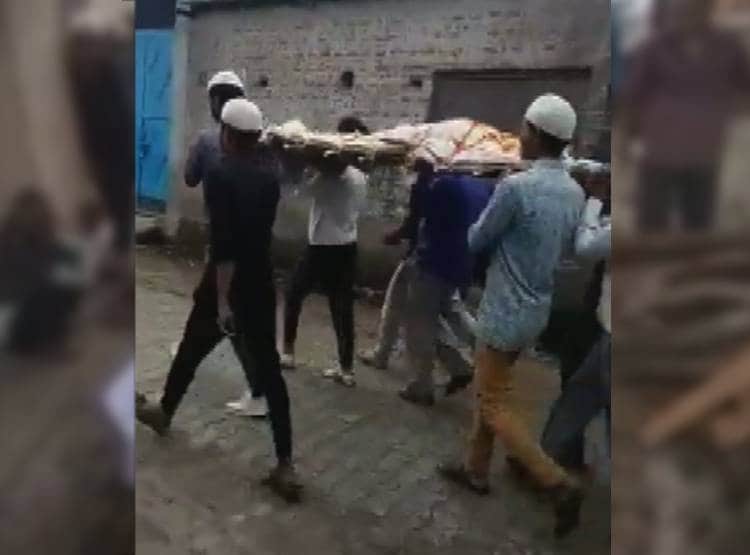 नहीं पहुंच पाए रिश्तेदार, मुस्लिमों ने अर्थी को कंधा देकर किया अंतिम संस्कार