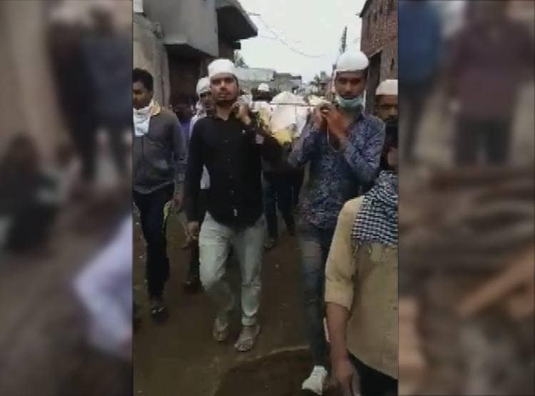 नहीं पहुंच पाए रिश्तेदार, मुस्लिमों ने अर्थी को कंधा देकर किया अंतिम संस्कार