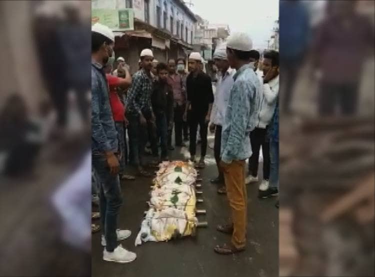 नहीं पहुंच पाए रिश्तेदार, मुस्लिमों ने अर्थी को कंधा देकर किया अंतिम संस्कार