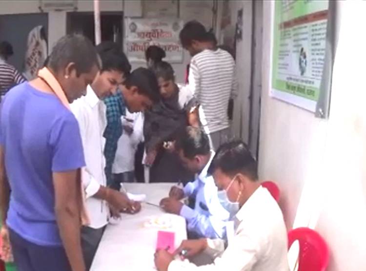 दावा: 6 दाने चूसने से नहीं होगा कोरोना, सरकारी हॉस्प‍िटल में बंटी दवाई