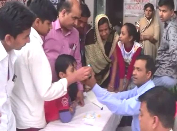 दावा: 6 दाने चूसने से नहीं होगा कोरोना, सरकारी हॉस्प‍िटल में बंटी दवाई