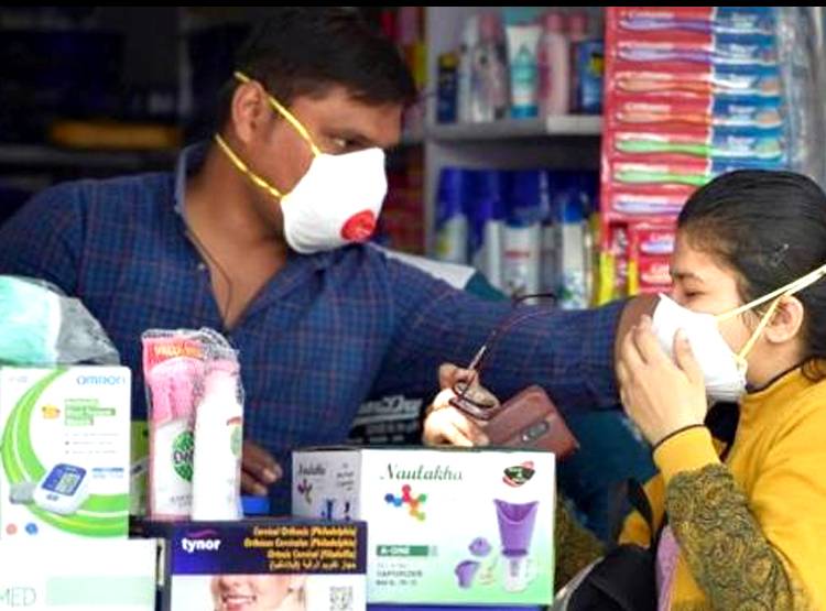 थिनर-ग्ल‍िसरीन से बन रहा था हैंड सैनिटाइजर, छापा पड़ा तो उड़े होश