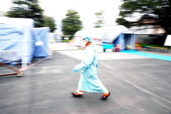 कोरोना: मंत्री की बेटी विदेश में फंसी, बोले- 'एम्बेसी खाना नहीं दे रही'