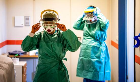 कोरोना: गंभीर मरीजों के टेस्ट नहीं, सेलिब्रेटी,अमीर, नेता उठा रहे फायदा