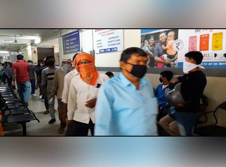 देश की 'कोयला राजधानी' में कोरोना टेस्ट के लिए 2 दिन से कतार में लोग