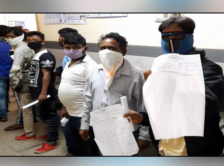 देश की 'कोयला राजधानी' में कोरोना टेस्ट के लिए 2 दिन से कतार में लोग