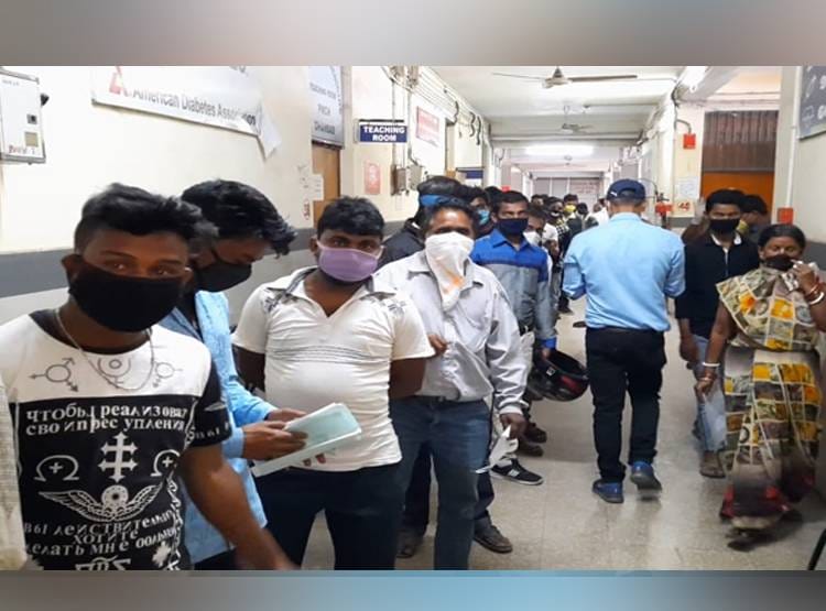 देश की 'कोयला राजधानी' में कोरोना टेस्ट के लिए 2 दिन से कतार में लोग