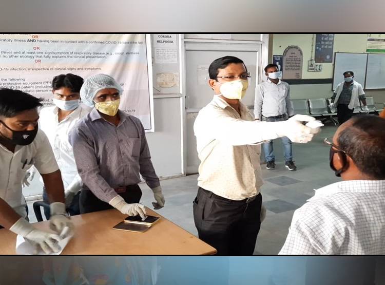 देश की 'कोयला राजधानी' में कोरोना टेस्ट के लिए 2 दिन से कतार में लोग