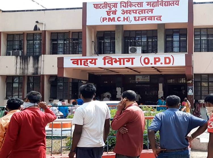 देश की 'कोयला राजधानी' में कोरोना टेस्ट के लिए 2 दिन से कतार में लोग