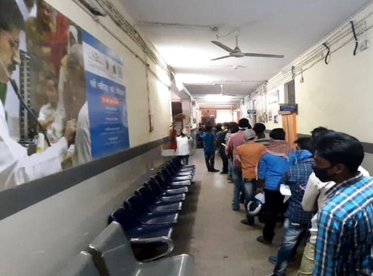 देश की 'कोयला राजधानी' में कोरोना टेस्ट के लिए 2 दिन से कतार में लोग