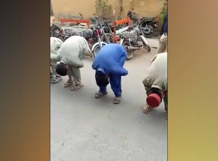 लॉकडाउन तोड़ने पर पुलिस ने बनाया मुर्गा, लोग बोले- 6 फीट की दूरी रखो