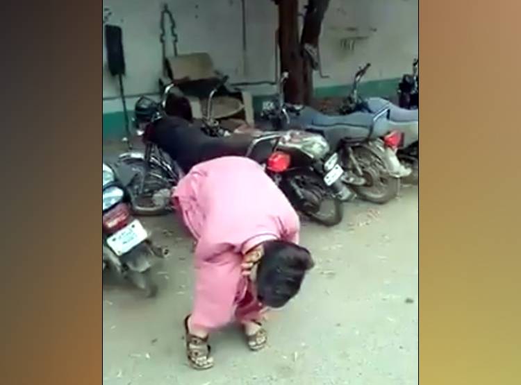 लॉकडाउन तोड़ने पर पुलिस ने बनाया मुर्गा, लोग बोले- 6 फीट की दूरी रखो