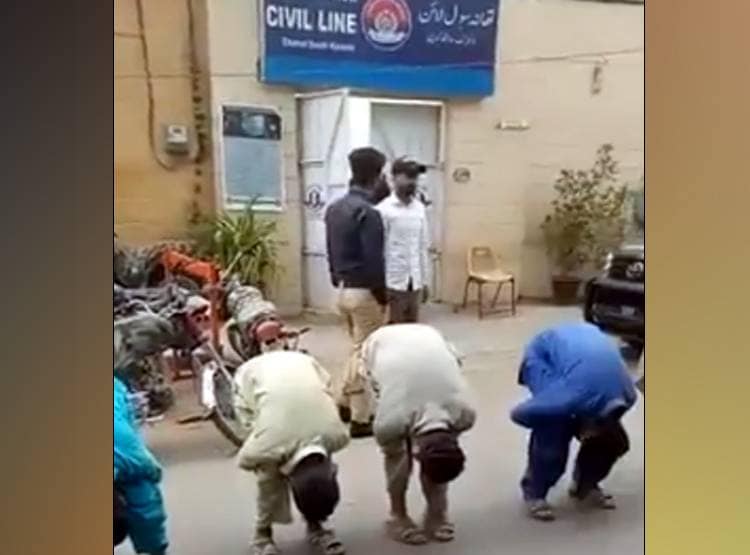 लॉकडाउन तोड़ने पर पुलिस ने बनाया मुर्गा, लोग बोले- 6 फीट की दूरी रखो