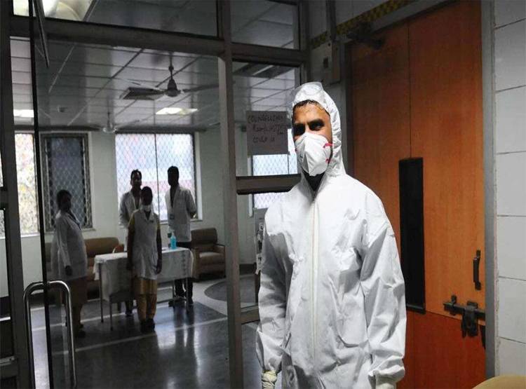 हॉस्पिटल से कोरोना वायरस का मरीज फरार, गली-गली खोज रही पुलिस