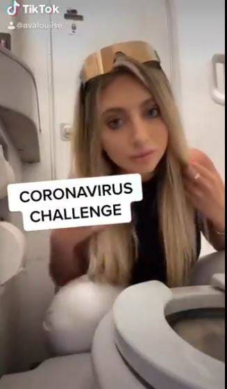 जीभ से टॉयलेट सीट चाटकर महिला ने दिया कोरोना चैलेंज, लोग भड़के