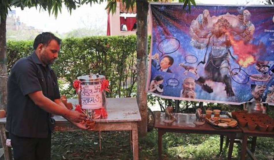 कोरोना: पुलिस वाले को गोमूत्र पिलाना बीजेपी नेता को पड़ा भारी, हुई जेल