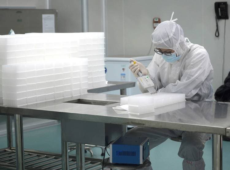 चीनी स्वास्थ्य अधिकारी का दावा- अप्रैल में आ सकते हैं कोरोना के टीके