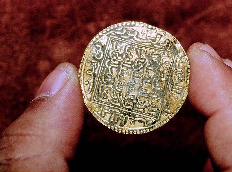 समुद्र किनारे कबाड़ में युवकों को मिला खजाना, एक झटके में हो गए मालामाल