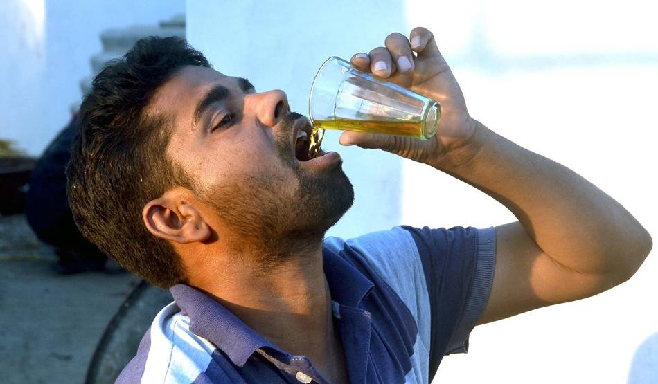 कोरोना: पुलिस वाले को गोमूत्र पिलाना बीजेपी नेता को पड़ा भारी, हुई जेल