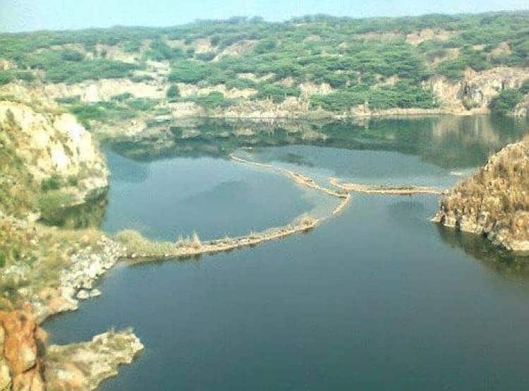 'खूनी झील' में मिली एक और लाश, खतरनाक है इस 'पानी की कहानी'