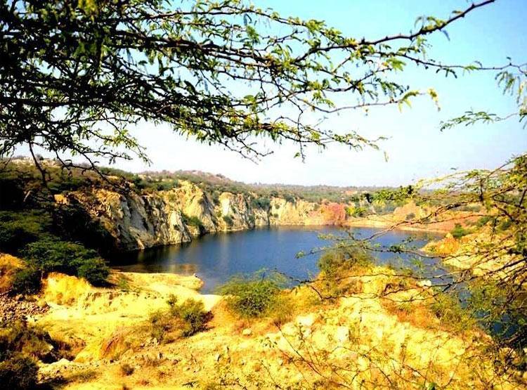 'खूनी झील' में मिली एक और लाश, खतरनाक है इस 'पानी की कहानी'