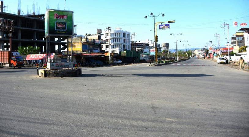 कोरोना से जंग में देशभर की सड़कें सूनी, दिल्ली के दिल में कबूतरों का डेरा!