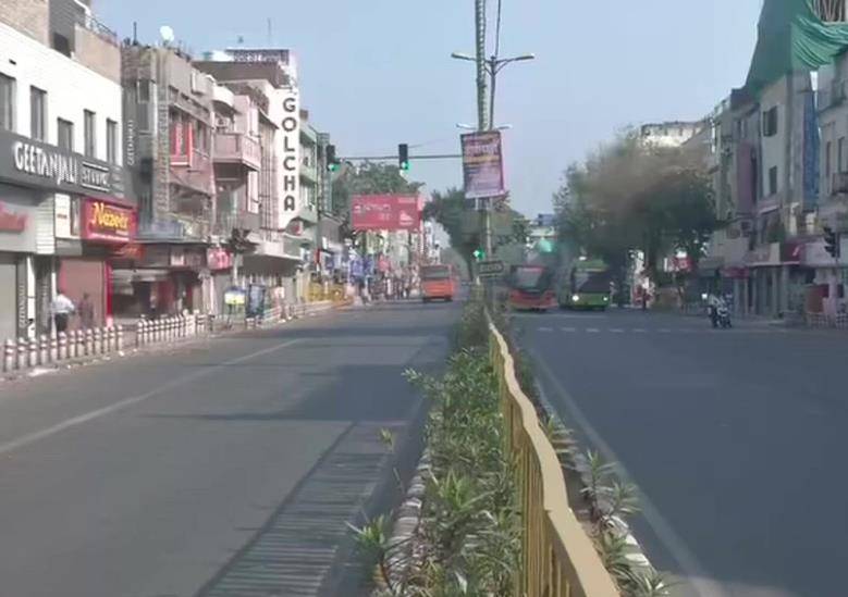 कोरोना से जंग में देशभर की सड़कें सूनी, दिल्ली के दिल में कबूतरों का डेरा!