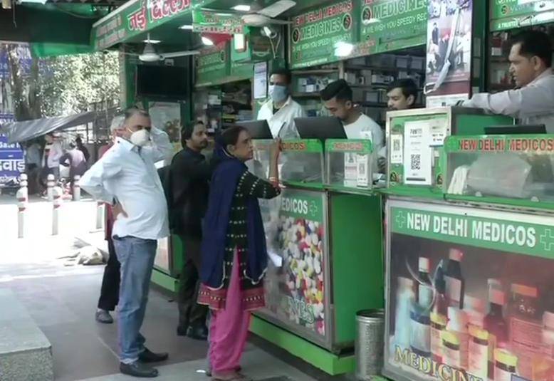 कोरोना से जंग में देशभर की सड़कें सूनी, दिल्ली के दिल में कबूतरों का डेरा!