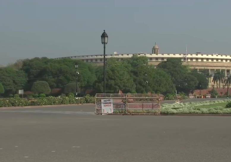 कोरोना से जंग में देशभर की सड़कें सूनी, दिल्ली के दिल में कबूतरों का डेरा!