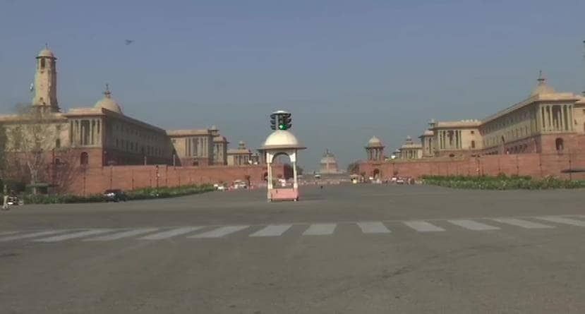 कोरोना से जंग में देशभर की सड़कें सूनी, दिल्ली के दिल में कबूतरों का डेरा!