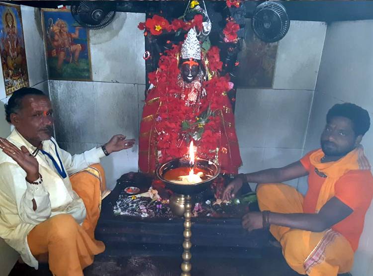 जिस मंदिर में धोनी मांगते थे जीत की मन्नत, वहां नवरात्र में लटका ताला